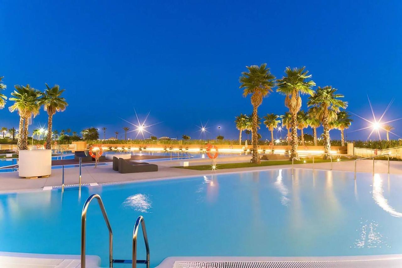 Luxury Complex Beachfront Apartment, Infinity Pool, Sauna, Gym And Large Terrace Торремолинос Экстерьер фото