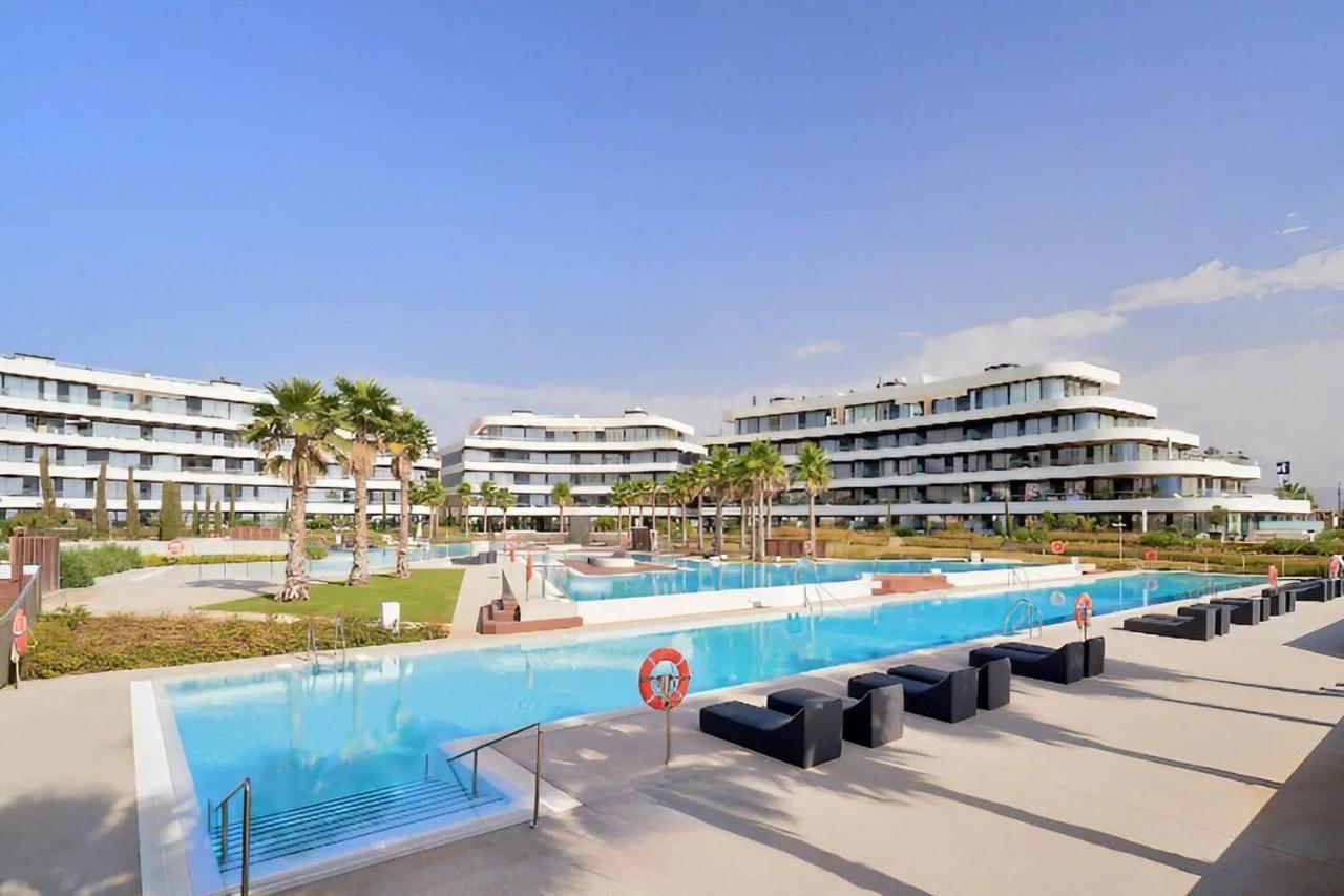 Luxury Complex Beachfront Apartment, Infinity Pool, Sauna, Gym And Large Terrace Торремолинос Экстерьер фото