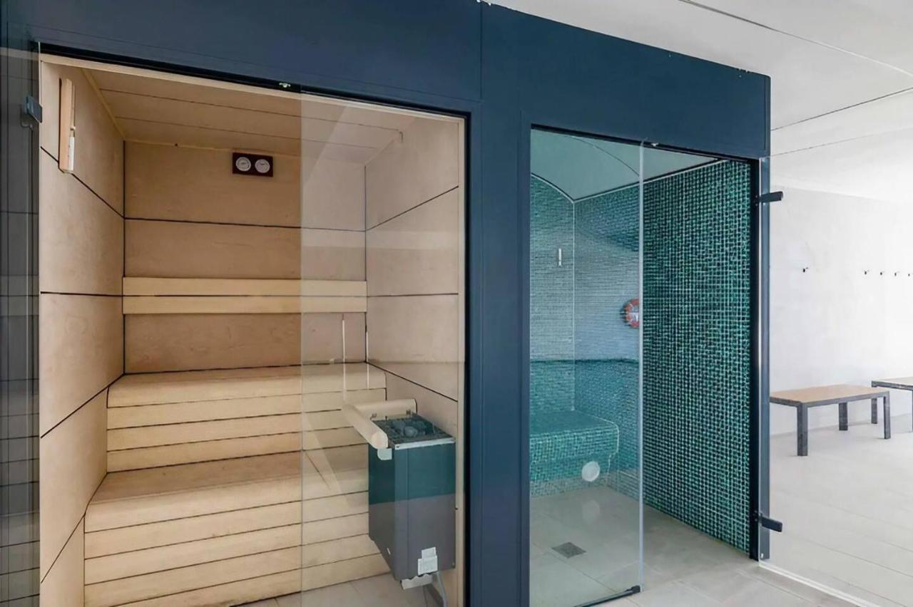 Luxury Complex Beachfront Apartment, Infinity Pool, Sauna, Gym And Large Terrace Торремолинос Экстерьер фото
